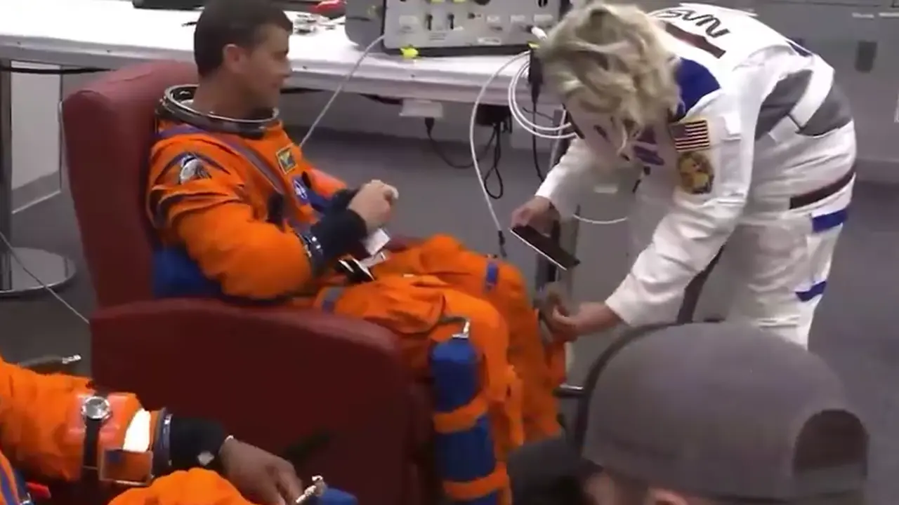 ما هو نوع الهاتف الذي استخدمه طاقم مهمة أرتميس 2 في الفضاء؟